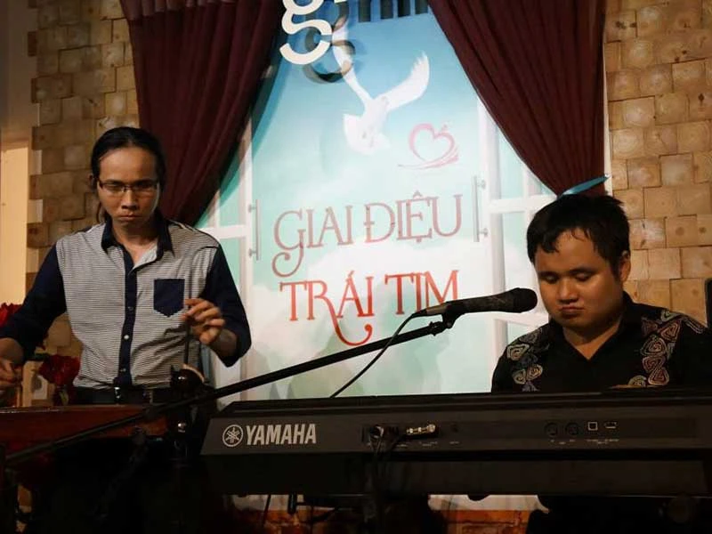 Nữ ca sĩ 4 lần tổ chức thi hát cho người khuyết tật ảnh 2 Nữ ca sĩ 4 lần tổ chức thi hát cho người khuyết tật ảnh 2