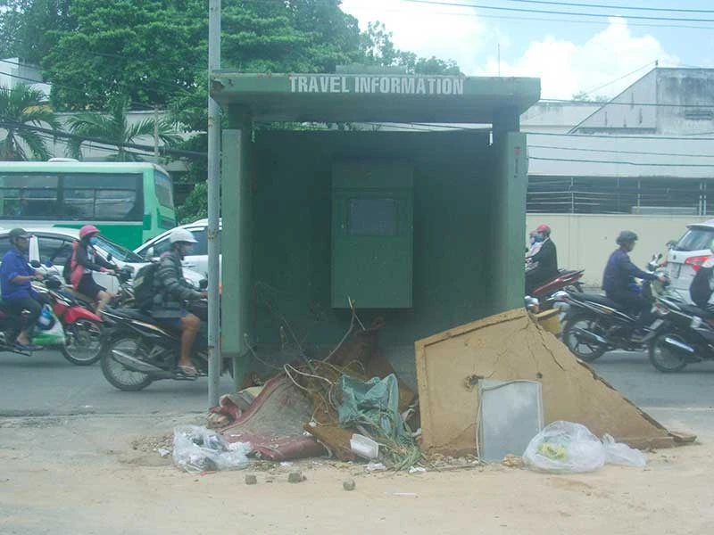 Rác vây trạm xe buýt giữa trung tâm thành phố ảnh 1