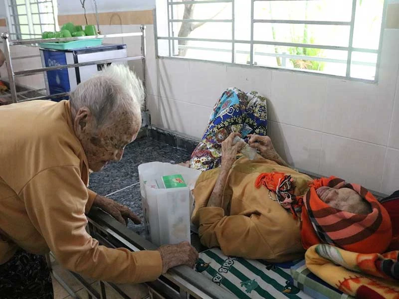 Những cụ bà thèm... “nhiều chuyện“ ảnh 4 Những cụ bà thèm... “nhiều chuyện“ ảnh 4