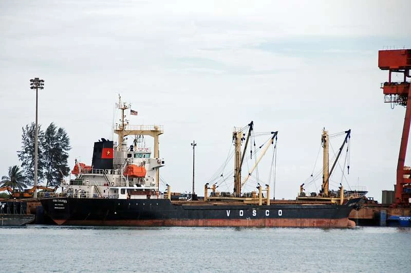Chìm đắm trong nợ nần, tàu biển bán giá sắt vụn ảnh 2 Chìm đắm trong nợ nần, tàu biển bán giá sắt vụn ảnh 2