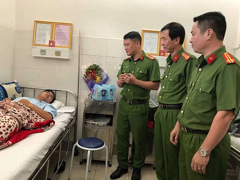 Khởi tố 2 kẻ đâm ‘hiệp sĩ’ tội giết người và trộm ảnh 2 Khởi tố 2 kẻ đâm ‘hiệp sĩ’ tội giết người và trộm ảnh 2