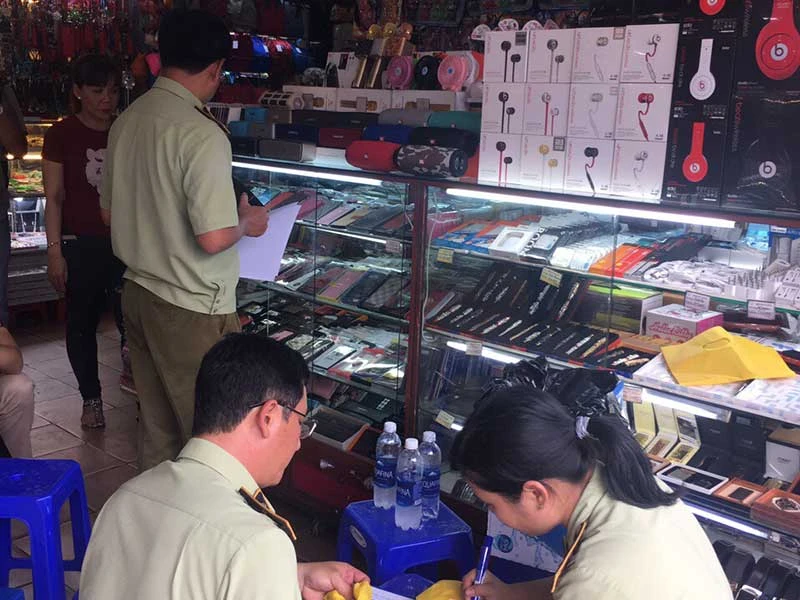 Bất lực với hàng nhái giá ‘cắt cổ’ ở chợ Bến Thành? ảnh 2 Bất lực với hàng nhái giá ‘cắt cổ’ ở chợ Bến Thành? ảnh 2