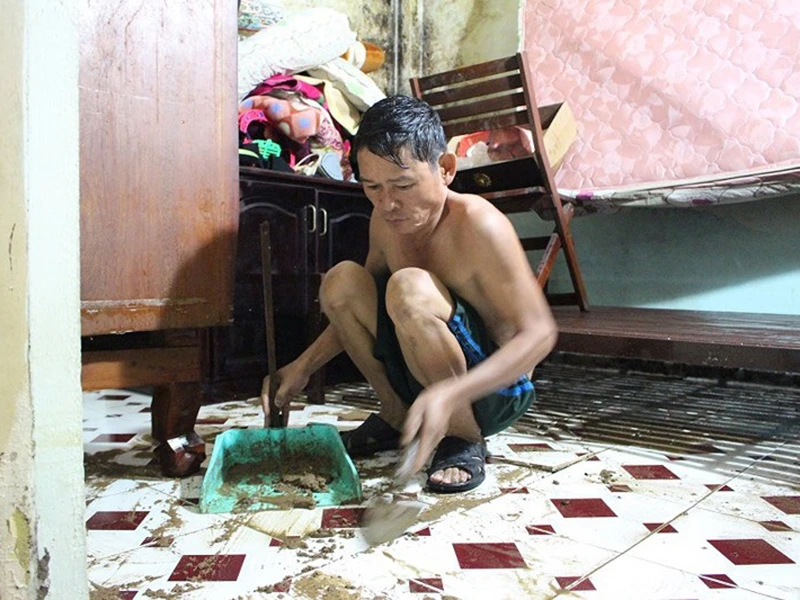 Mất ngủ vì sợ mưa xuống sẽ trôi máy giặt, tivi... ảnh 3 Mất ngủ vì sợ mưa xuống sẽ trôi máy giặt, tivi... ảnh 3