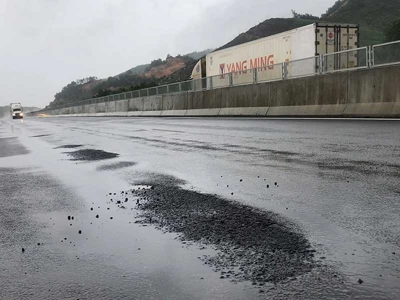 Chắc phải làm mái che cho đường cao tốc!? ảnh 1 Cao tốc 35.000 tỉ có rất nhiều khiếm khuyết! - ảnh 1