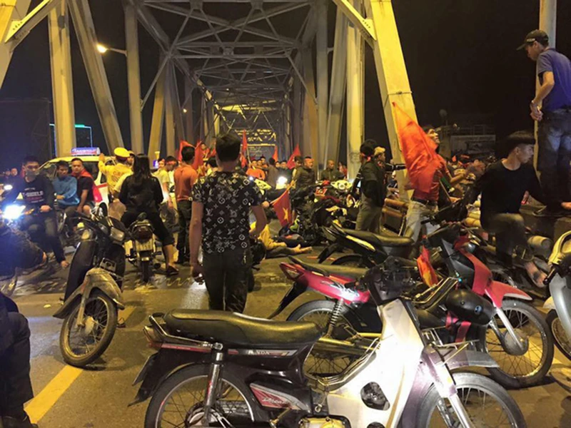 Những người đi ‘bão’ rồi vào... bệnh viện ảnh 2 Những người đi ‘bão’ rồi vào... bệnh viện ảnh 2
