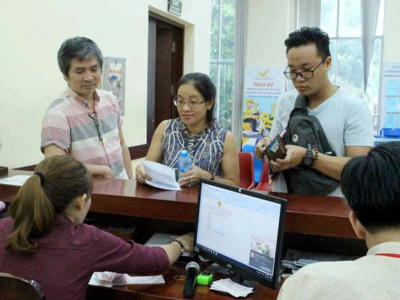 TP.HCM: Nhiều nơi gỡ bỏ kính ngăn giữa dân-cán bộ ảnh 2 TP.HCM: Nhiều nơi gỡ bỏ kính ngăn giữa dân-cán bộ ảnh 2