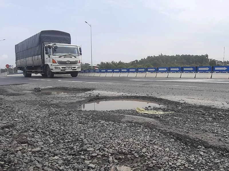 Đường dẫn cầu vượt cao tốc Đà Nẵng-Quảng Ngãi nứt toác ảnh 2 Đường dẫn cầu vượt cao tốc Đà Nẵng-Quảng Ngãi nứt toác ảnh 2
