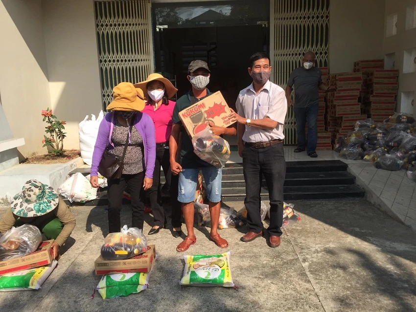 COVID-19: Ngưng bán vé số, nhiều người nghèo được giúp đỡ ảnh 2 COVID-19: Ngưng bán vé số, nhiều người nghèo được giúp đỡ ảnh 2