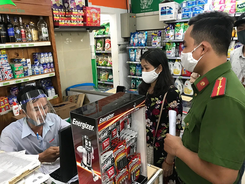 Cán bộ khu phố trên trận tuyến chống dịch ảnh 3 Cán bộ khu phố trên trận tuyến chống dịch ảnh 3