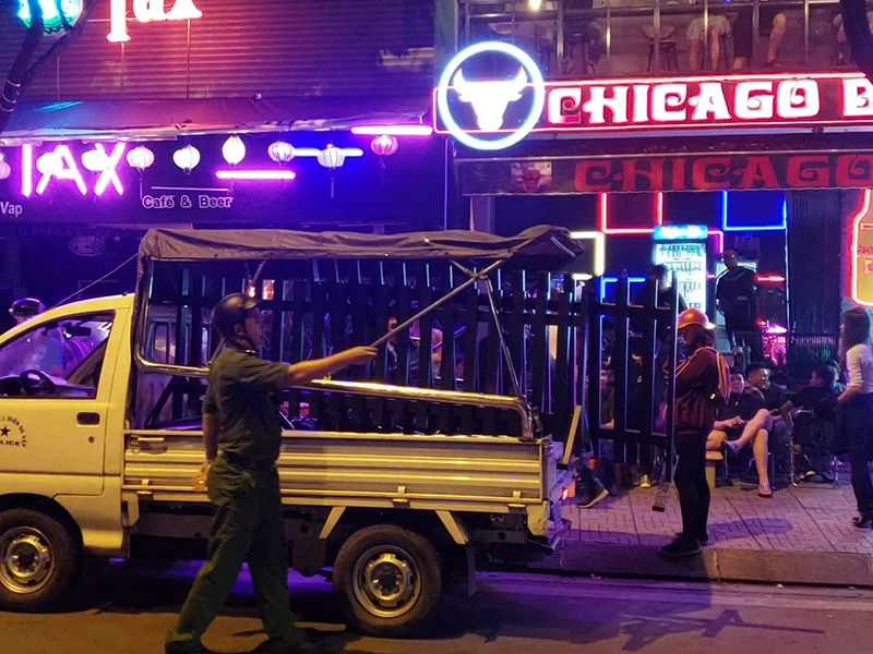 Chủ tịch phường phải chịu trách nhiệm quán nhậu tràn ra đường ảnh 4 Chủ tịch phường phải chịu trách nhiệm quán nhậu tràn ra đường ảnh 4