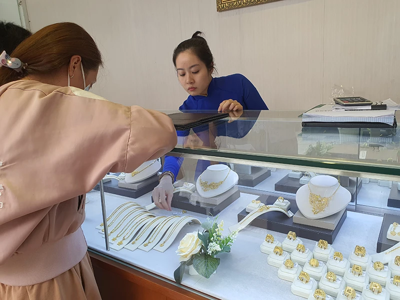 Trắng tay vì muốn kiếm tiền thần tốc từ vàng ảnh 2 Trắng tay vì muốn kiếm tiền thần tốc từ vàng ảnh 2