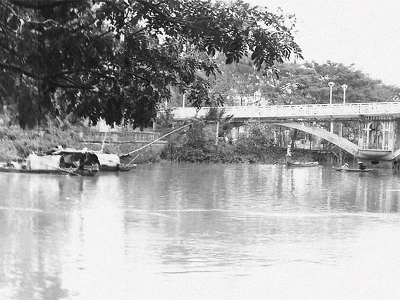Cầu sở thú qua Thị Nghè năm 1963. Ảnh: Flickr Cầu sở thú qua Thị Nghè năm 1963. Ảnh: Flickr