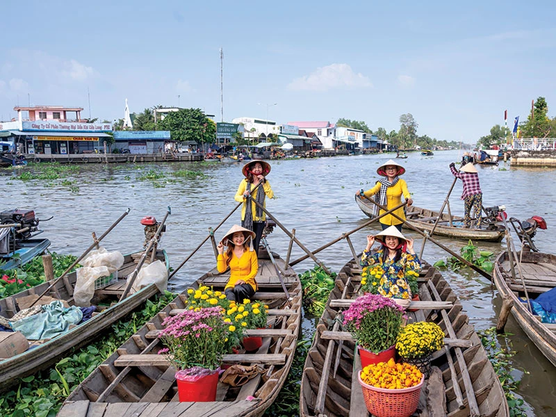 Những chiếc thuyền chở đầy hoa đậu dọc bến kênh trong ánh chiều tà, nơi buôn bán nhộn nhịp của chợ hoa tết Nguyên đán ở TP.HCM. Ảnh: shutterstock Những chiếc thuyền chở đầy hoa đậu dọc bến kênh trong ánh chiều tà, nơi buôn bán nhộn nhịp của chợ hoa tết Nguyên đán ở TP.HCM. Ảnh: shutterstock