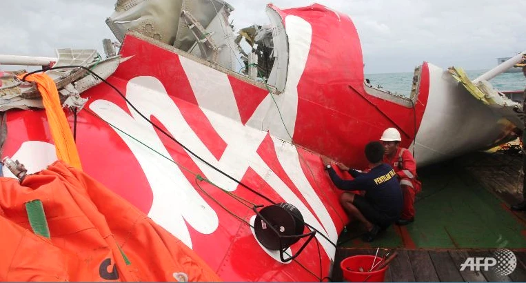 Đã tìm thấy hộp đen máy bay AirAsia gặp nạn ảnh 1 Đã tìm thấy hộp đen máy bay AirAsia gặp nạn ảnh 1