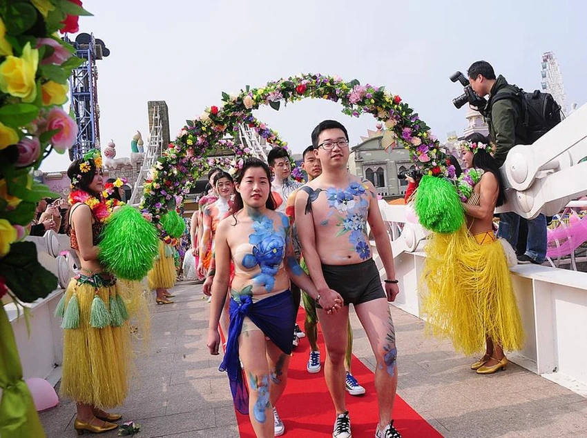 Sốc với đám cưới bán nude ở Trung Quốc ảnh 2 Sốc với đám cưới bán nude ở Trung Quốc ảnh 2
