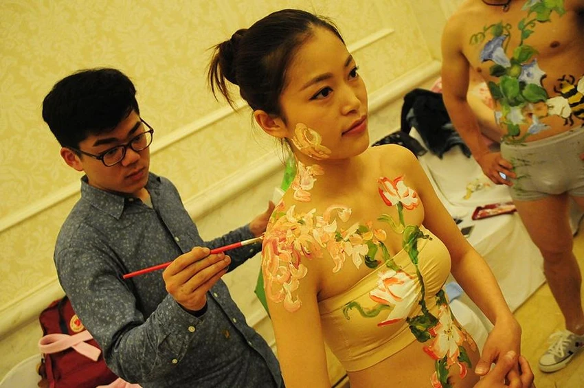 Sốc với đám cưới bán nude ở Trung Quốc ảnh 3 Sốc với đám cưới bán nude ở Trung Quốc ảnh 3