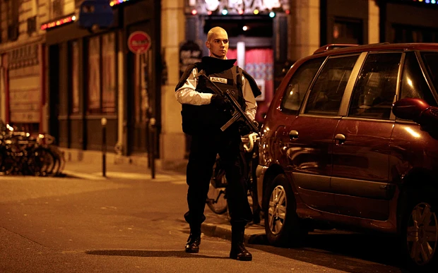 Bão táp khủng bố ở Pháp: ' Gần 160 người chết, đóng cửa Paris!' ảnh 6 Bão táp khủng bố ở Pháp: ' Gần 160 người chết, đóng cửa Paris!' ảnh 6
