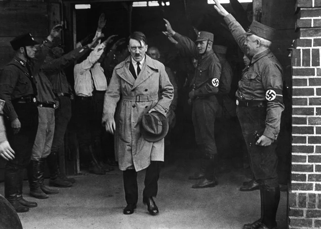Trùm phát xít Hitler uống bia thoải mái trong tù? ảnh 1 Trùm phát xít Hitler uống bia thoải mái trong tù? ảnh 1