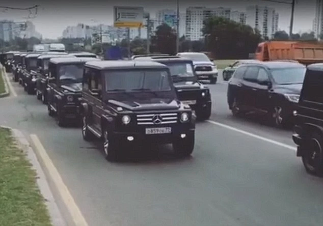 Dàn xe Mercedes Gelandewagens diễu hành trên các đường phố ở Moscow.