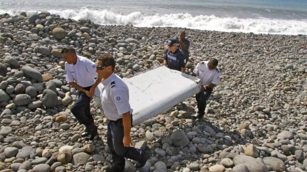 Bất ngờ thêm giả thuyết mới lý giải tai nạn MH370 ảnh 2 Phần cánh phụ được tìm thấy trên đảo Reunion của Pháp hồi tháng 7-2015. (Ảnh: AP)