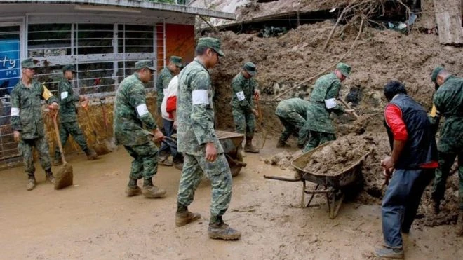 Lở đất kinh hoàng tại Mexico, ít nhất 38 người chết ảnh 3 Quân lính Mexico hỗ trợ đào bới những căn nhà bị nhấn chìm bởi bùn và đá. Ảnh: BBC