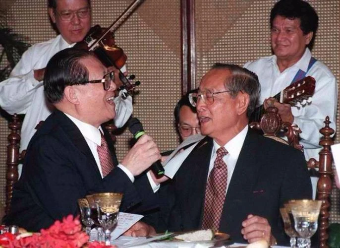 Ông Ramos từng nổi tiếng với chuyến "ngoại giao karaoke" giúp phá băng quan hệ Philippines - Trung Quốc thập niên 1990.