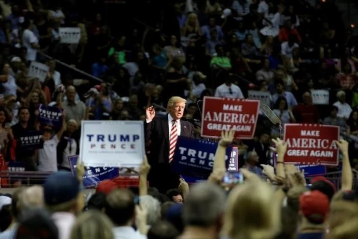Ông Donald Trump áp sát bà Clinton về số người ủng hộ