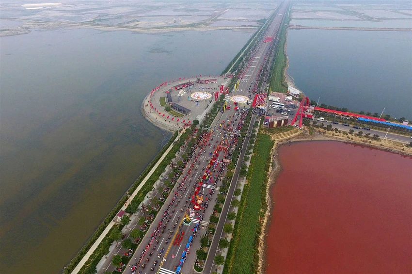 'Biển Chết Trung Quốc' bất ngờ đỏ thẫm như máu