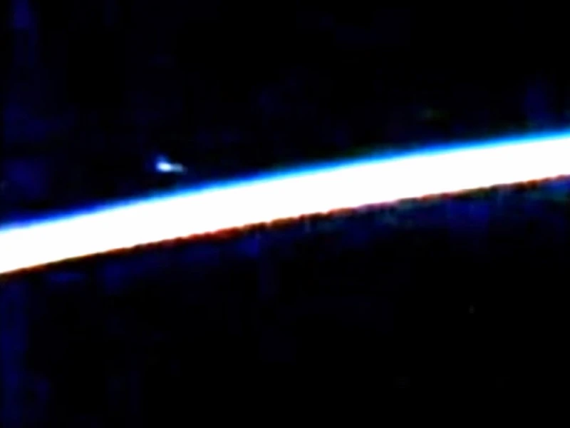 NASA che giấu giả thuyết UFO áp sát trạm không gian? ảnh 1 NASA che giấu giả thuyết UFO áp sát trạm không gian? ảnh 1