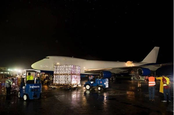 Chiếc Boeing 747 đã chuyển 90 tấn vật dụng cứu trợ với giá trị hơn 300.000 USD đến đảo Caribbean. (Ảnh: Independent)