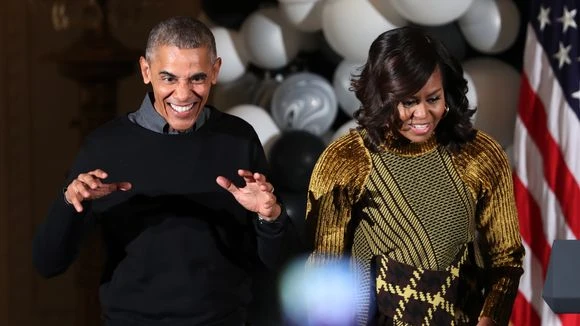 Vợ chồng tổng thống Obama nhún nhảy tại lễ Halloween