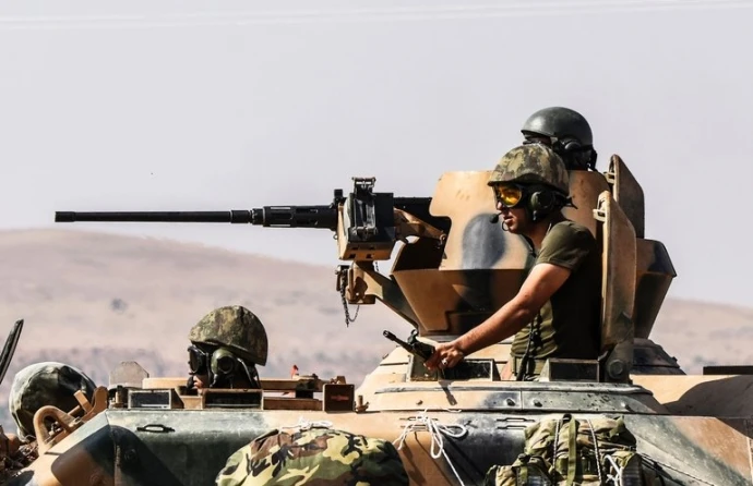 Xe tăng Thổ Nhĩ Kỳ cùng binh lính trong chiến dịch "Lá chắn Euphrates" ở Syria. Ảnh: AFP