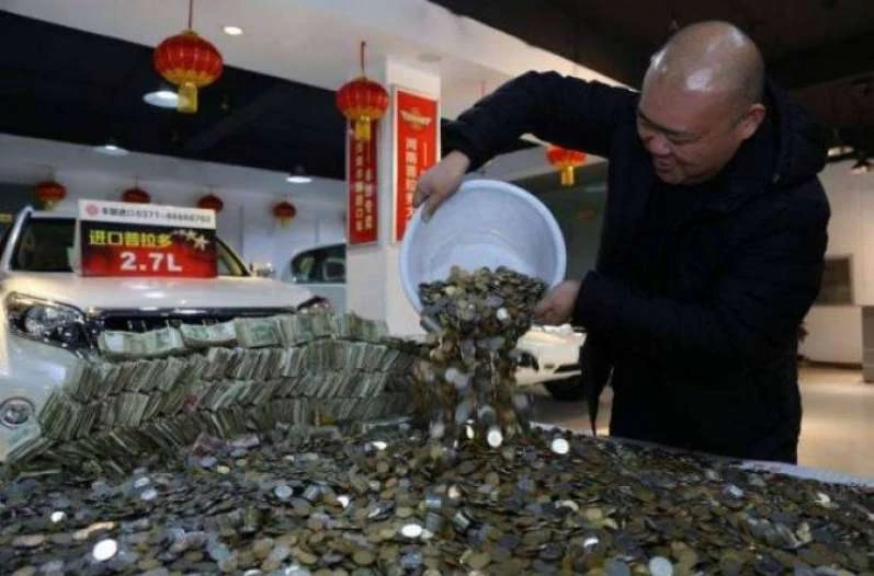 Mang 57.000 USD tiền lẻ đi mua siêu xe tại Trung Quốc