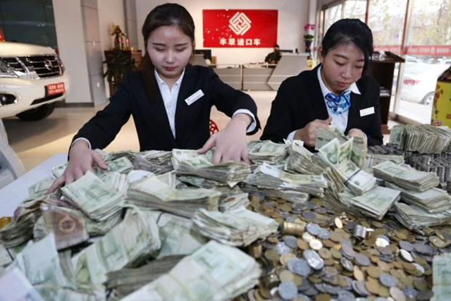 Mang 57.000 USD tiền lẻ đi mua siêu xe tại Trung Quốc