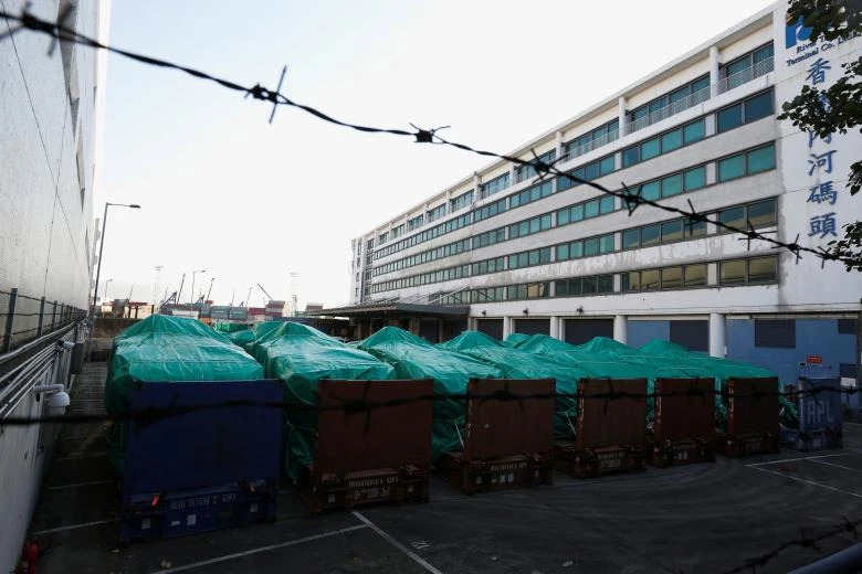 Báo Trung Quốc đòi nấu chảy thiết giáp Singapore ảnh 1 Các xe bọc thép của Singapore bị hải quan Hong Kong tạm giữ. Ảnh: REUTERS