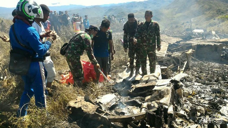 Máy bay Không quân Indonesia rơi, 13 người chết ảnh 1 Máy bay Không quân Indonesia rơi, 13 người chết ảnh 1