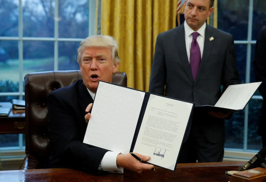 Tân tổng thống Donald Trump ký bản ghi nhớ yêu cầu chính phủ rút khỏi TPP.
