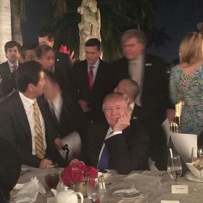 Ông Trump bàn chuyện 'quốc gia đại sự' giữa bàn tiệc ảnh 2 Ông Trump bàn chuyện 'quốc gia đại sự' giữa bàn tiệc ảnh 2