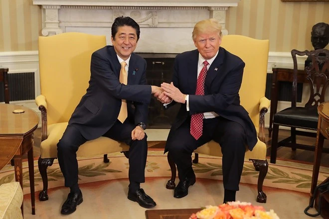 Ông Trump bàn chuyện 'quốc gia đại sự' giữa bàn tiệc ảnh 3 Ông Trump bàn chuyện 'quốc gia đại sự' giữa bàn tiệc ảnh 3
