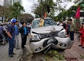 Ô tô lao lên lề đường tông 2 mẹ con nguy kịch