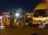 Ngàn lon bia tràn ra đường do xe lật, dân xắn tay thu giúp