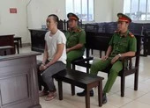 Bị nhắc nhở, tài xế xe tải cầm mã tấu truy sát bảo vệ