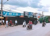 Thùng container rơi xuống đường làm 3 người thương vong