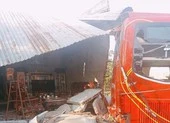 Xe khách tụt dốc tông sập nhà có 5 người đang ngủ