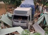 Xe đầu kéo tông sập nhà, 3 người thoát chết hi hữu