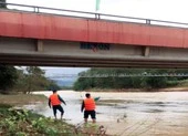 Thi bơi qua sông sau khi nhậu, 1 người mất tích