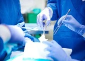 Một phụ nữ ngưng tim, ngưng thở nghi do làm đẹp