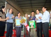 Cụ bà chia sẻ nước ngọt trong mùa hạn mặn được khen ngợi