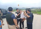 Đã bắt được kẻ ôm trẻ em, vũ khí nóng cố thủ trên xe hơi
