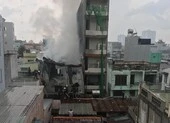Xưởng giày ở quận 4 cháy lớn dưới trời mưa